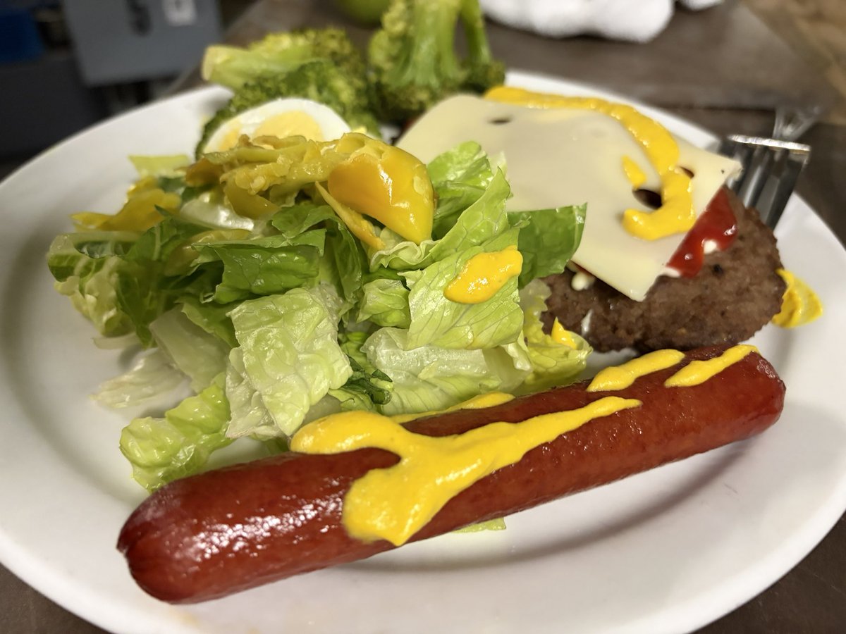 glizzyrater's tweet photo. Free lunch dog, 4/10 https://t.co/mlq8mJ1IaP
