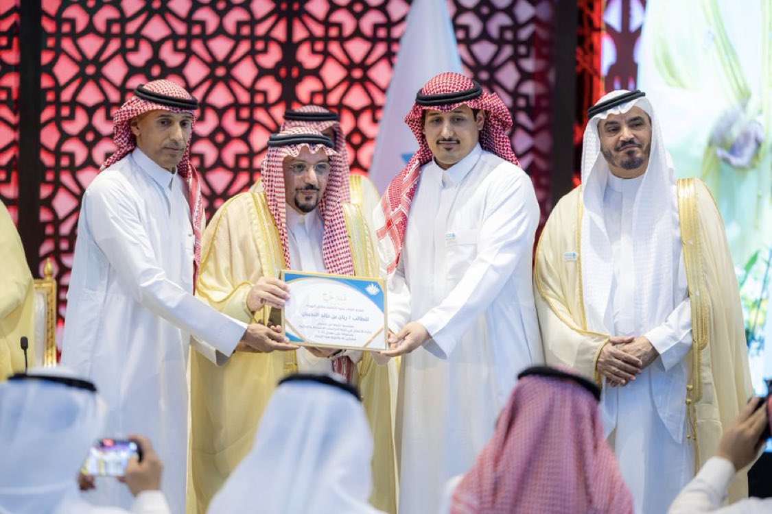 E3lam_onaizah's tweet photo. في لفتة إنسانية ..
تجسّد الوفاء والتقدير ..
سلّم صاحب السمو الملكي الأمير الدكتور فيصل بن مشعل بن سعود بن عبدالعزيز أمير منطقة القصيم، ذوي الطالب ريان بن خالد النجيبان ـ رحمه الله ـ شهادة تخرجه، وذلك خلال حفل تخريج طلبة الدفعة التاسعة من كليات عنيزة. https://t.co/gZphteTUH7