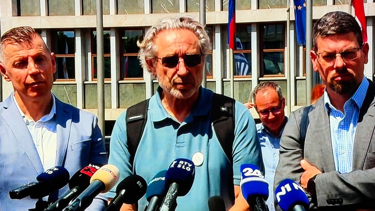 FVPotocnik's tweet photo. 📍20+ let nam takšni obrazi ⬇️vsiljujejo preživete socialistične parole.
👉 Ali so kdaj gospodje prevzeli odgovornost za vse zgrešene, zavistne in škodljive ideje, s katerimi je bilo toliko narejene škode? Nikoli. https://t.co/NOLLUt6hRH