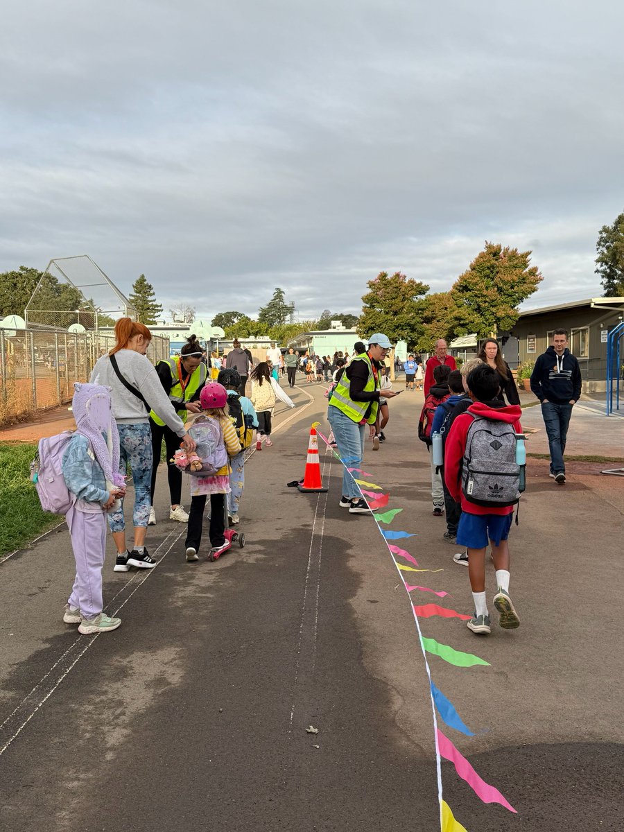 MtDiabloUSD's tweet photo. #MDUSD is proud that 12 of our elementary schools participate in the Walk'N Roll program!  Thanks to Cara De Jong @StreetSmartsCC for highlighting our participation in this guest column: "Walk‘N Roll momentum grows across MDUSD:" https://t.co/1Xm1oC8Wn8 @MeadowHomesElem https://t.co/AxlfYibvi7
