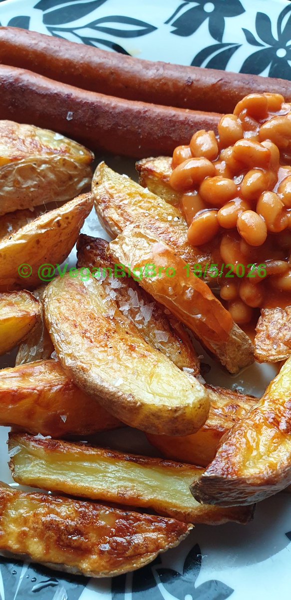 VeganBigBro's tweet photo. What was on the #vegan plate tonight?
Homemade oven-baked potato chips, 'Astrid & Aporna' Mild Chöriza sausage, curry spiced Baked Beans.
#VeganForTheAnimals #ItsEasy2bVegan #VeganFood #Vegan4Life #SvenskaVeganer #KeepDeathOffThePlate #HomeCooking #Vegaani https://t.co/Jg84AvI83Y