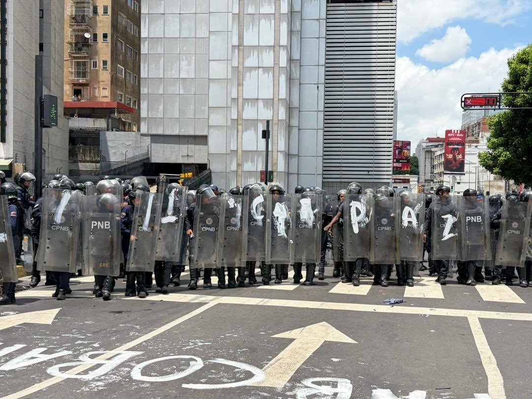 YosseCcs's tweet photo. Tensa y trancada así esta Caracas. 

Cada día mas chamos pierden el miedo y salen a mostrar su indignación de estas nefastas políticas que vivimos. 

Grande la UCV  👏 https://t.co/3vEowPY0eG