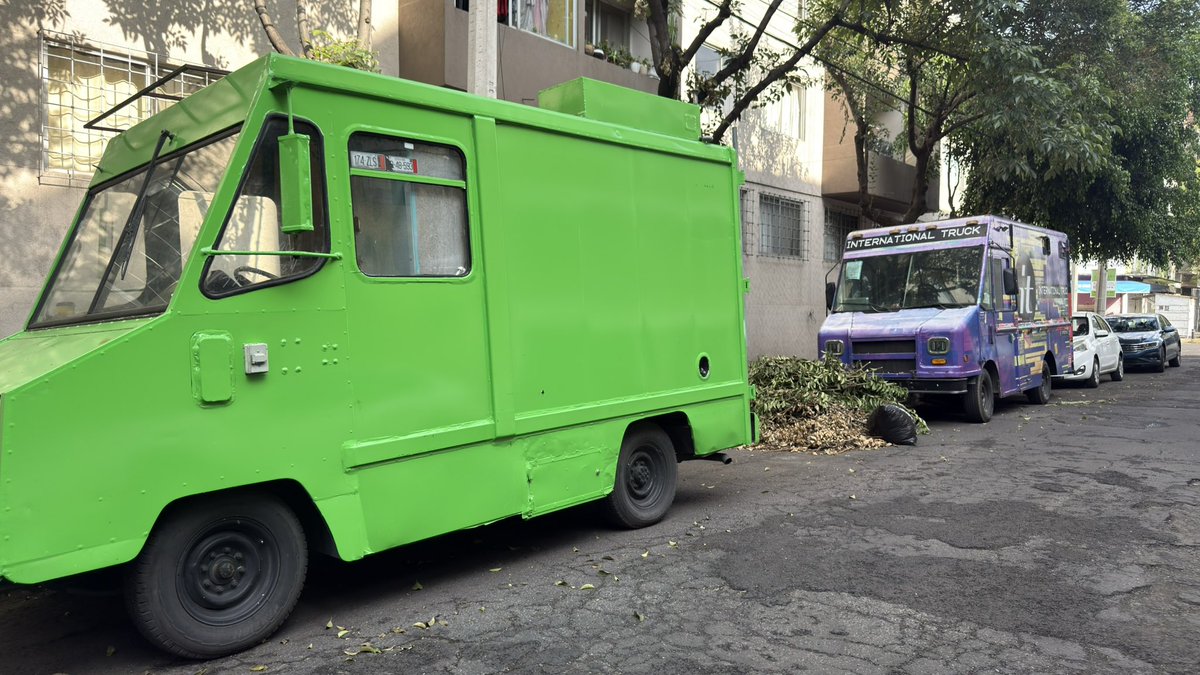 LaTalRenata's tweet photo. Alcalde @LuisMendozaBJ vinieron a podar árboles pero dejaron toda la basura tirada, si nos ayuda también a limpiar la calle de estos camiones que llevan siglos “estacionados” aquí porfas @BJAlcaldia

Calle asturias col. Álamos, sirve que ven lo horrible de baches. https://t.co/CF1ioDvRu4