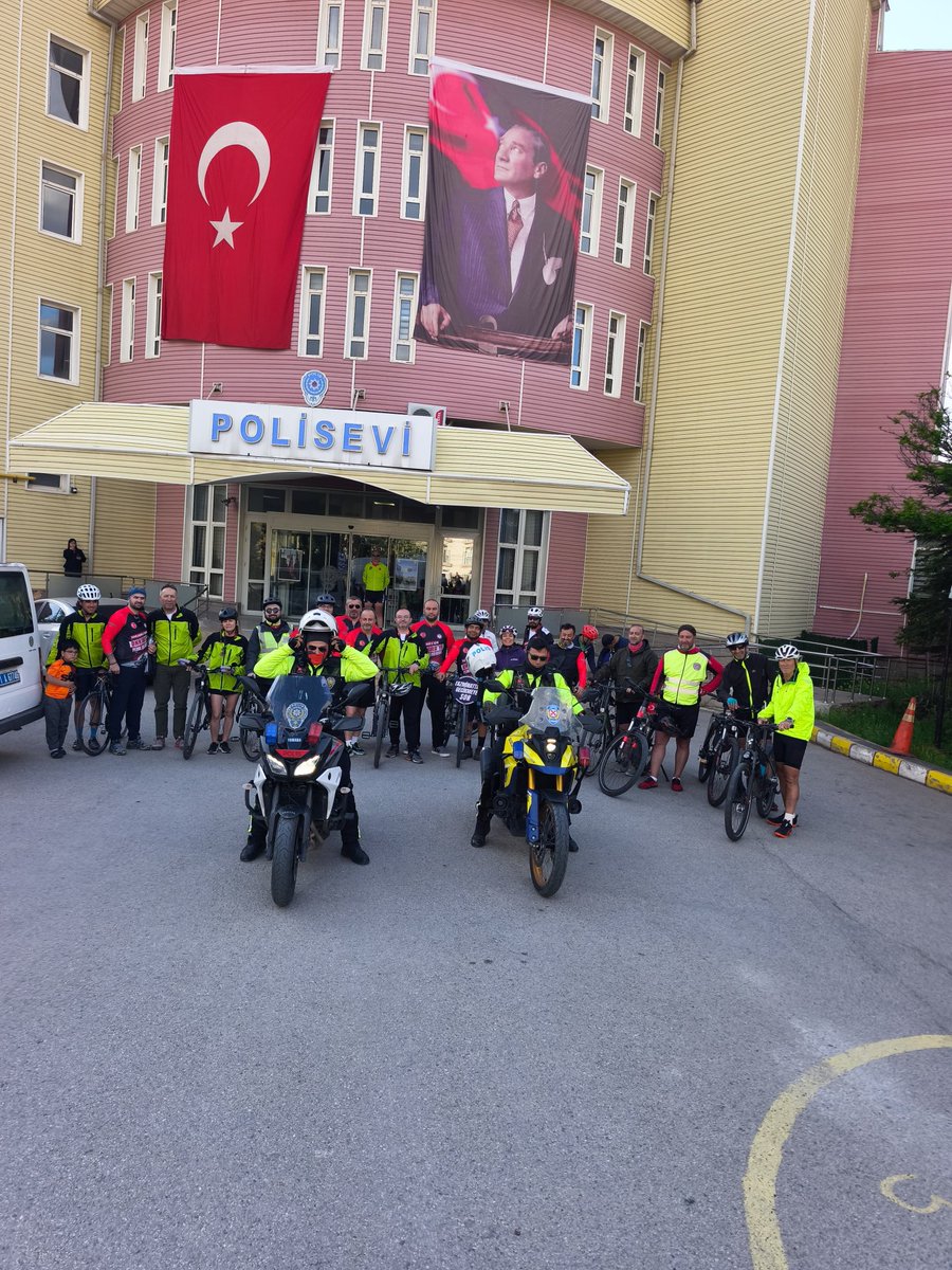 erdemyalcin38's tweet photo. Yükseköğretim tazminatı artık bir talep değil, hakkın teslimidir. Üniversitelerin görünmeyen yükünü omuzlayan idari personelin sesi duyulmalı, mağduriyet giderilmelidir.
Emeğin, fedakârlığın ve mücadelenin yanındayız. 
#YükseköğretimTazminatı #İdariPersonel 
#SamsundanAnkaraya https://t.co/8kLRXIJkGW
