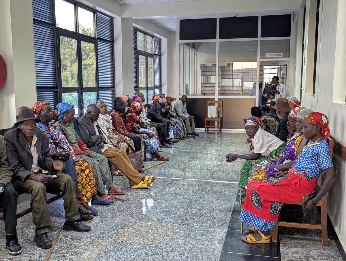 GatundaH's tweet photo. Ku bufatanye na @RwandaMoD &amp; @Rwandapolice turi kuvura uburwayi bw’amaso buzwi nk'ishaza. Ni igikorwa cyabimburiwe n'isuzuma ryabaye mu cyumweru gishize mu Bigo Nderabuzima harebwa abafite ubwo burwayi ubu bakaba bagejejwe ku Bitaro aho bari kuvurirwa ubuntu n'inzobere z'abaganga https://t.co/i6FkRGw9MN