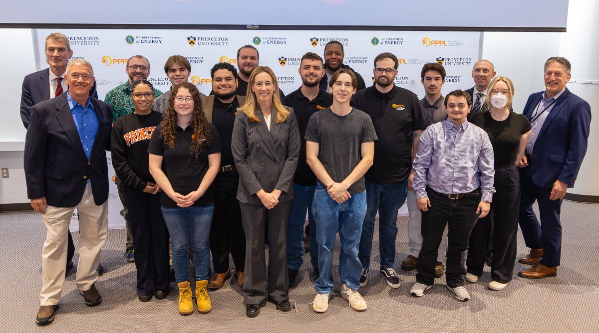 PPPLab's tweet photo. At a recent graduation ceremony, four PPPL apprentices were celebrated for their accomplishments. 🎓 Apprenticeships at PPPL include a range of fields, from electrical and mechanical engineering to information technology, cybersecurity and cryogenics. https://t.co/YH3ComJ6Sy https://t.co/3AQWb9ycyM