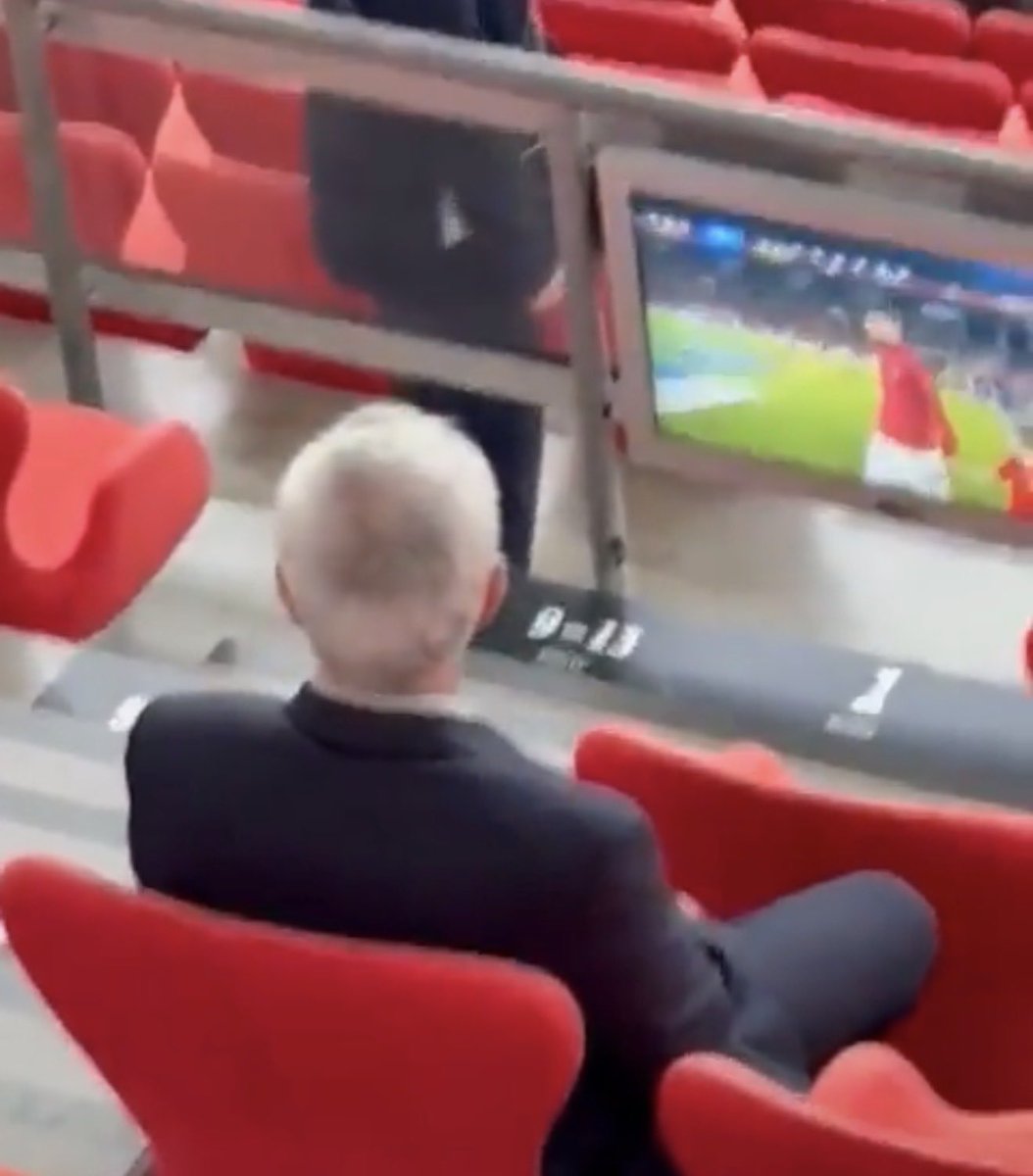 InfiltradoRM's tweet photo. 🚨 | Un fan vio a Mourinho en la tribuna y le llamó 'José!', y no respondió. La segunda vez le dijo 'Mourinho!' Y tampoco respondió.

En el tercer intento el fan le gritó 'The Special One'. Jose se dio vuelta y le saludó.

COMO NO TE VOY A QUERER 🤩🎼 https://t.co/aSw9pnWUBc