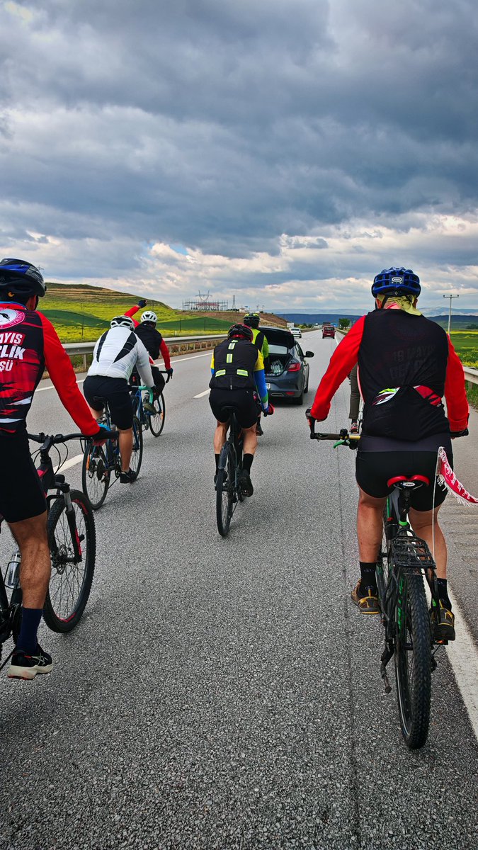 KamanZeynel's tweet photo. Samsun’dan aldığımız bayrağı, alın terimizin ve haklı taleplerimizin sesiyle TBMM’ye taşıyoruz. 🇹🇷🚴‍♂️
Haklarımız için, bayrağımız için pedal çeviriyoruz!

Üniversite idari personelinin yıllardır çözüm bekleyen sorunları artık duyulmalı.
Tayin hakkı, yükseköğretim tazminatı ve adil çalışma koşulları için çıktığımız bu yolda herkes sesimize kulak vermeli.

Sessiz kalmıyoruz, Ankara’ya pedal çeviriyoruz!

#SamsundanAnkaraya #ÜNİPERSEN #YükseköğretimTazminatı #TayinHakkı #TBMM

@AnkaraValiligi @icisleribilgi @YuksekogretimK @csgbakanligi