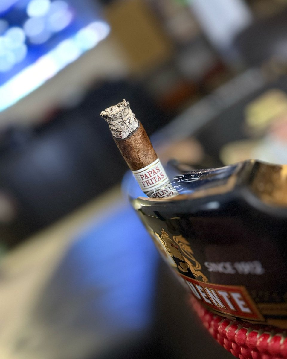 TheEveningDraw's tweet photo. @DrewEstateCigar Liga Privada T99 #PapasFritas new review is up. #Cigar #CigarLifestyle #CigarAficionado #CigarLounge @jonathandrewart

https://t.co/ImPsrQj1lz https://t.co/bKBw2H2moP