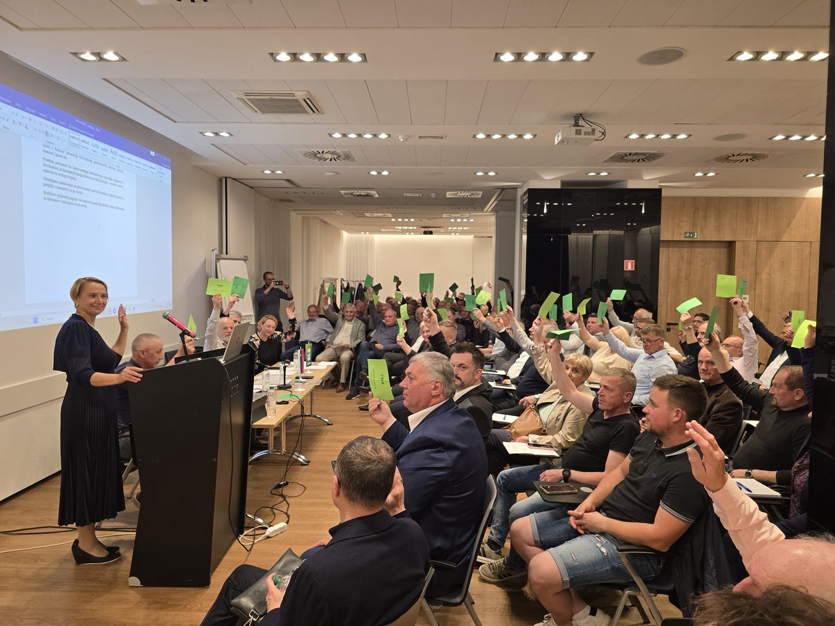 strankaSLS's tweet photo. Glavni odbor SLS je soglasno potrdil besedilo koalicijske pogodbe!
S tem smo podprli razvojno koalicijo, ki bo delala v dobro vseh državljank in državljanov Slovenije.
Čas je za sodelovanje, razvoj in konkretne rešitve za boljšo prihodnost. Skupaj zmoremo! 💪🇸🇮 https://t.co/oznv15U57G