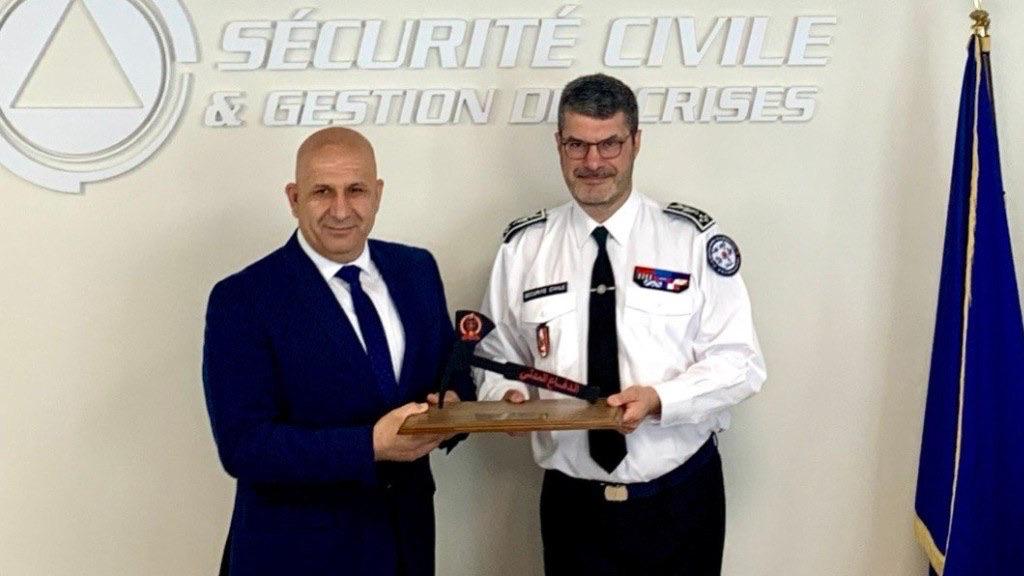 SecCivileFrance's tweet photo. #Diplomatie | #SécuritéCivile 🇫🇷 🇱🇧 Julien Marion,  directeur général de la Sécurité civile et de la gestion des crises a reçu son homologue libanais, le général Imad Khreich, directeur général de la Défense civile libanaise.

Ces échanges ont permis de réaffirmer la solidarité et les liens historiques qui unissent le Liban et la France. Les discussions ont notamment porté  sur les moyens de coopération en matière de lutte contre les feux de  forêt et de soutien aux forces de protection civile🔥🚒

Cette  coopération vise également à accompagner la structuration de la  Direction générale de la Défense civile libanaise et à renforcer ses  capacités logistiques grâce au partage d’expériences, de savoir-faire et  d’expertise.

La délégation a également visité le Centre opérationnel de gestion interministérielle des crises (COGIC) ainsi que la Cellule interministérielle de crise (CIC), afin de  découvrir les outils et la chaîne de commandement français mobilisés pour anticiper et gérer les crises.

#SolidaritéInternationale