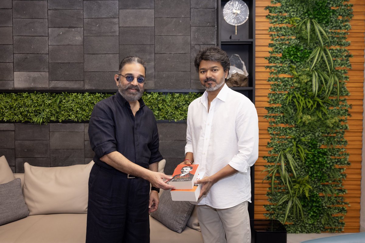 sureshsubrama14's tweet photo. ஆண்டவர் 🔥🔥🔥🔥அவர் வெற்றியோ, தோல்வியோ போயிட்டே இருப்பார்.... தன்னை தூற்றுபவர்களை அதாவது இழிவாக பேசுபவர்களை திரும்மி பார்க்க நேரம் இல்லை.... அமெரிக்காவில் இருந்து வந்தார் ஒரு ஆறுதல், கோரிக்கை, படத்துவகம், ஷூட்டிங் போய்ட்டாரு 🔥🔥🔥🔥 #KamalHaasan #KH237 #kamalhaasanMP https://t.co/ZvvF5P0PSR