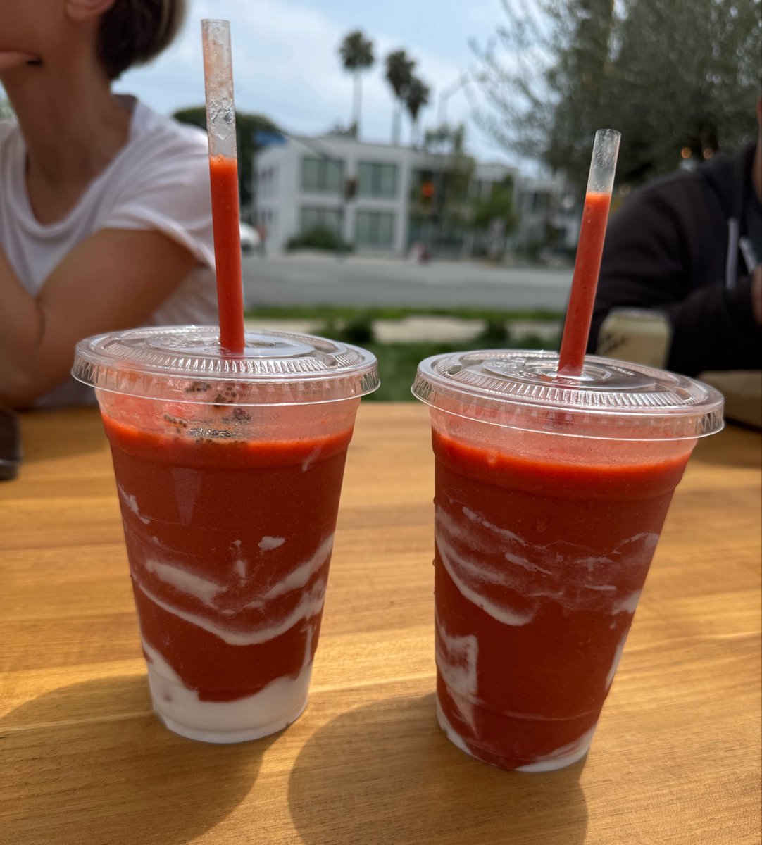 erikalee's tweet photo. the high end LA grocery stores need to invest in boba straws for their smoothies to maximize drink per sip 

(corgi cafe has them) https://t.co/DWBxIPZmFj