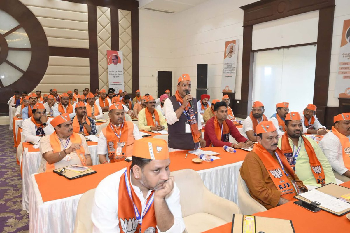 BLSanthoshFans's tweet photo. Santhosh ji addressed Q &amp; A session &amp; valedictory session of District Training Camp of Udham Singh Nagar at Rudrapur , #Uttarakhand today . Many senior leaders were present .
🙏🏽🙏🏽
@BJP4Uttarakhand https://t.co/VHlRKRTDlW