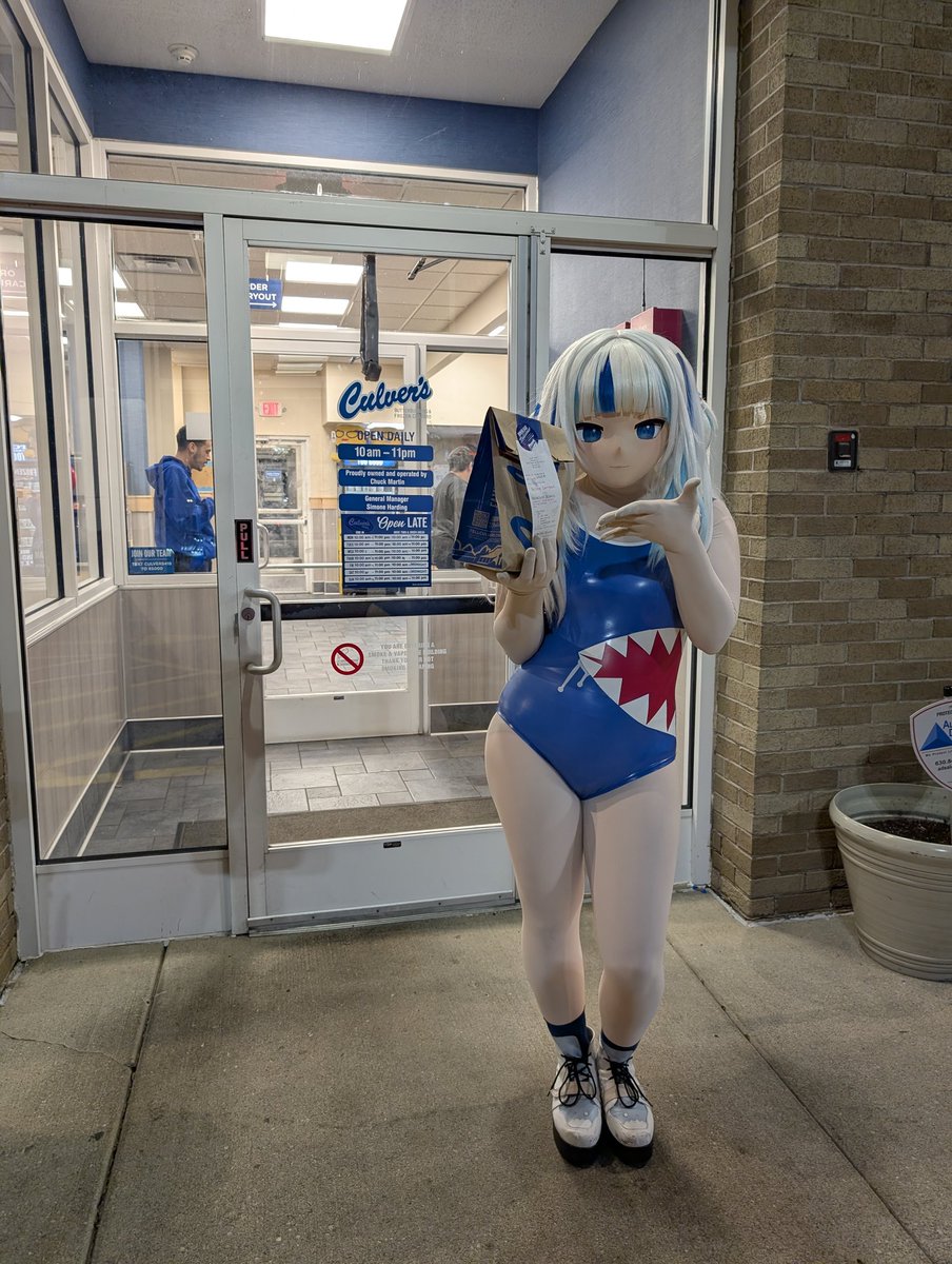 FloraSkelechan's tweet photo. Gawr Gura is best food delivery app! Pls tip the shark! Blåhajs are expensive these days! 
~🦈🐟🍟🍔🐟🦈~ https://t.co/6DAP46BPjI