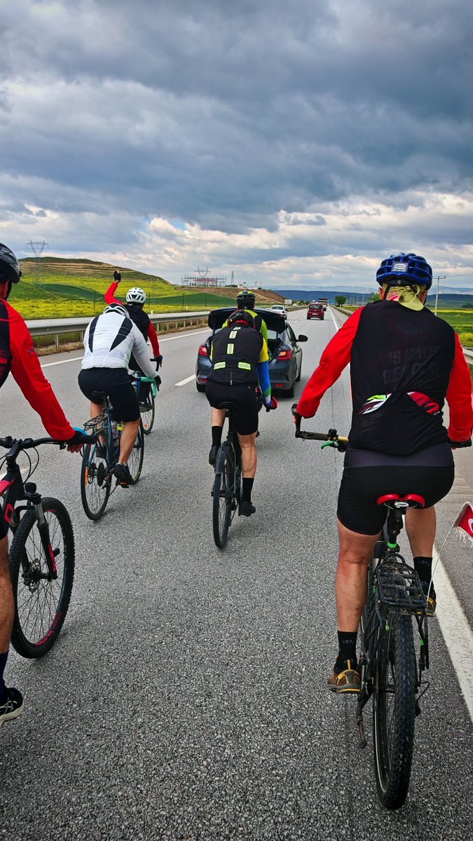 Ykaratas_'s tweet photo. Samsun’dan aldığımız bayrağı, alın terimizin ve haklı taleplerimizin sesiyle TBMM’ye taşıyoruz. 🇹🇷🚴‍♂️#SamsundanAnkaraya https://t.co/cLBVXtdBdN