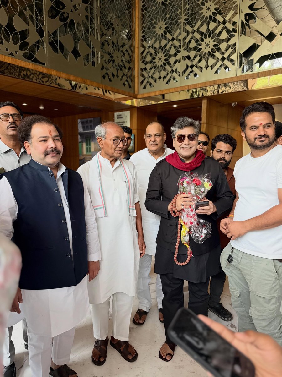 SouLSteer's tweet photo. Actor Ashutosh Rana visited #Gwalior. He was greeted by BJP leader Devendra Singh Tomar and Congress leaders Digvijay Singh &amp; Ashok Singh. https://t.co/Gu4yR3hPff