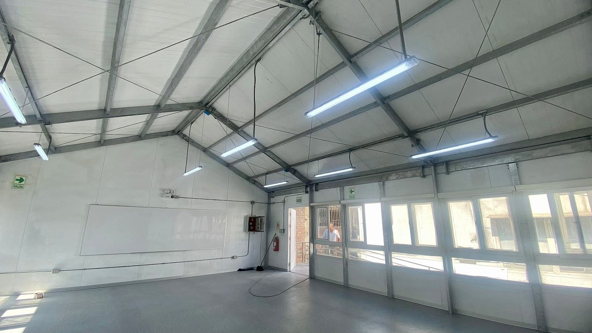 proniedperu's tweet photo. 🏫✨ Pronied, a través de la Unidad Gerencial de Mobiliario y Equipamiento (UGME), realizó la reasignación de 2 aulas modulares a la I.E. N.° 6038 Ollantay, ubicada en San Juan de Miraflores. 🙌📚

#Pronied #UGME #AulasModulares #SanJuandeMiraflores https://t.co/ARaa5TCnKo