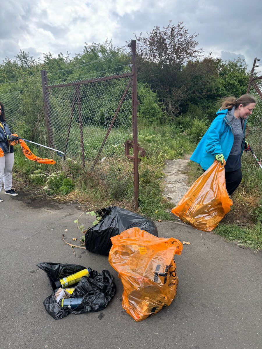 LetOutside's tweet photo. Our second litter pick of the Pits alleyway
 
We were more than happy to support the litter pick in the Pitts alleyway, there was a great turnout and good feedback from the community! We hope to see you at the next one!
 
@hounslowcouncil
@lamptonservices https://t.co/B73F3qcF6L