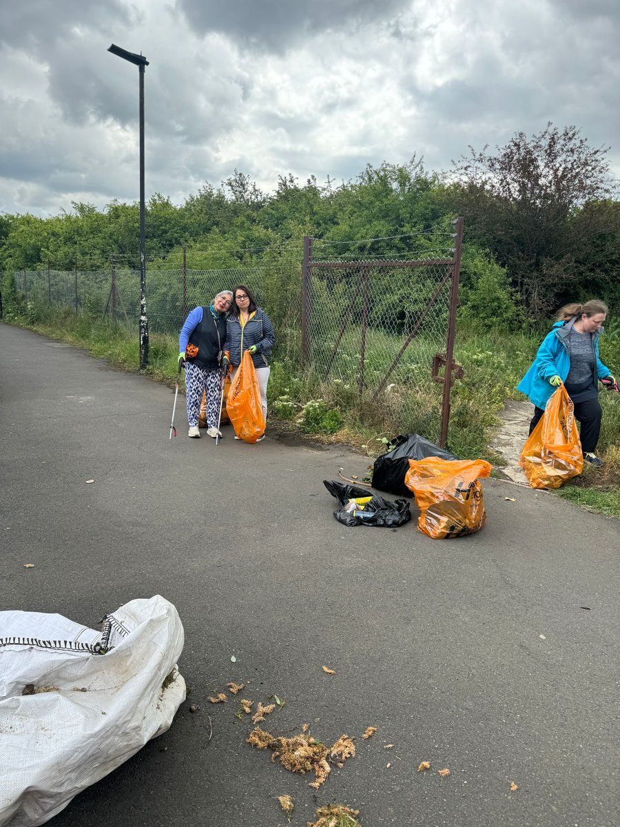 LetOutside's tweet photo. Our second litter pick of the Pits alleyway
 
We were more than happy to support the litter pick in the Pitts alleyway, there was a great turnout and good feedback from the community! We hope to see you at the next one!
 
@hounslowcouncil
@lamptonservices https://t.co/B73F3qcF6L