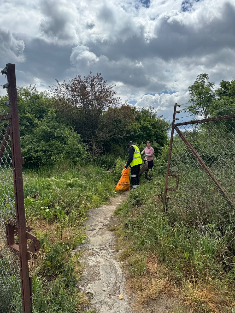LetOutside's tweet photo. Our second litter pick of the Pits alleyway
 
We were more than happy to support the litter pick in the Pitts alleyway, there was a great turnout and good feedback from the community! We hope to see you at the next one!
 
@hounslowcouncil
@lamptonservices https://t.co/B73F3qcF6L