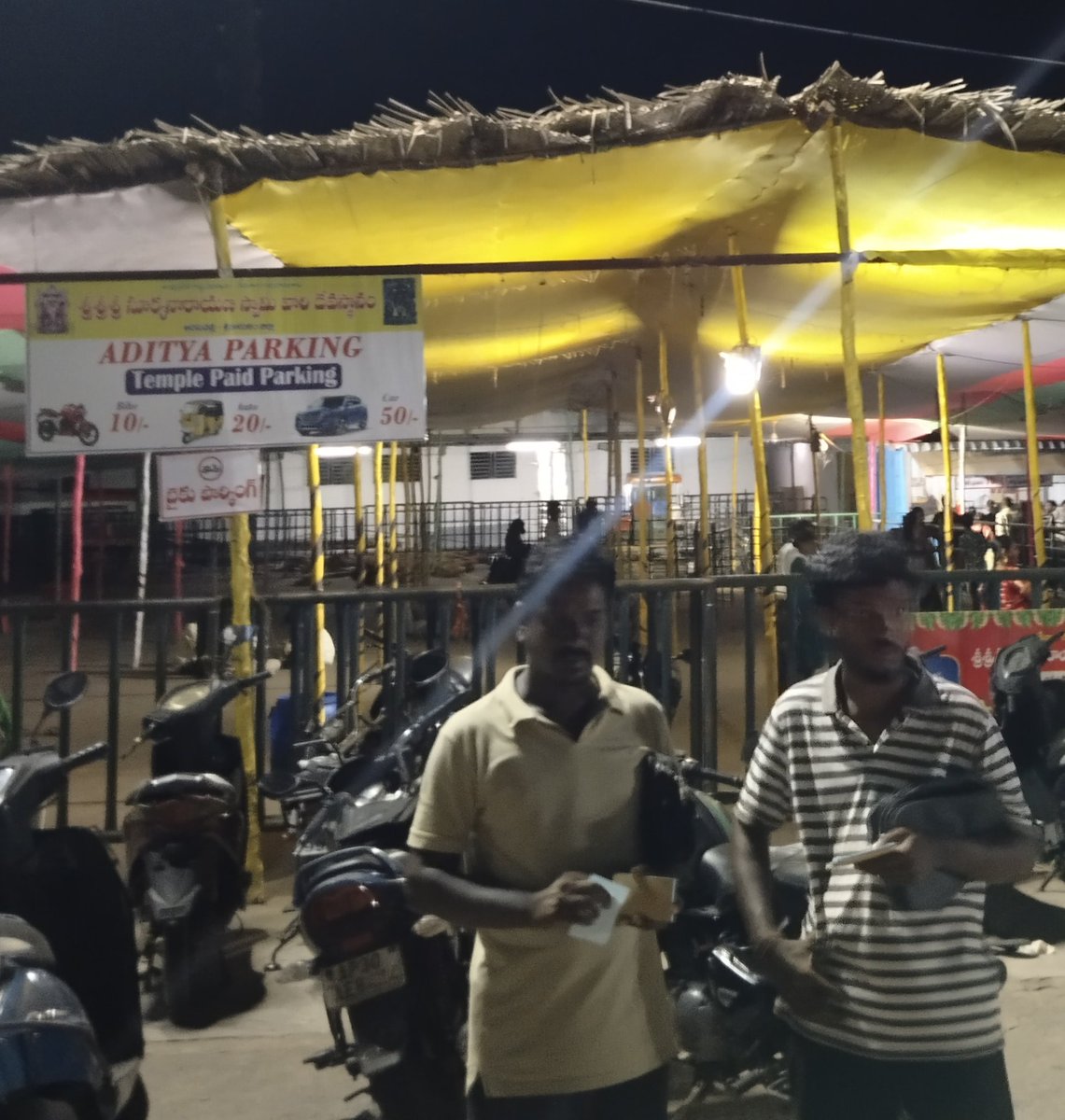 sriram53's tweet photo. @ncbn @APDeputyCMO @PawanKalyan 
శ్రీకాకుళం అరసవల్లి దేవాలయంలో దోపిడి అధికముగా ఉంది. గుడిలో పూజారుల చీదరింపులు, సెక్యూరిటీ వాళ్ళ పనికిమాలిన అజమాయిషీ, వాహనాల పార్కింగ్ ఫీజు, చెప్పుల ఫీజు, మొబైల్ భద్రపరిచే ఫీజు, దర్శనం ఫీజు అంటూ ప్రజలను దోచుకుంటున్నారు, సౌకర్యాలంటూ దోపిడీ సరి కాదు https://t.co/2pBrju2Ij5