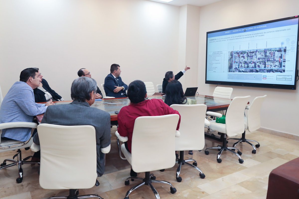 PacoRector's tweet photo. Mantuvimos una reunión de trabajo con el Ing. Tomás Wong Chang, presidente del directorio del Comité Barrio Chino, y miembros de esta organización, quienes presentaron el proyecto urbanístico del Barrio Chino.

https://t.co/jGXznF1TrL https://t.co/gWw0Uiv9rD