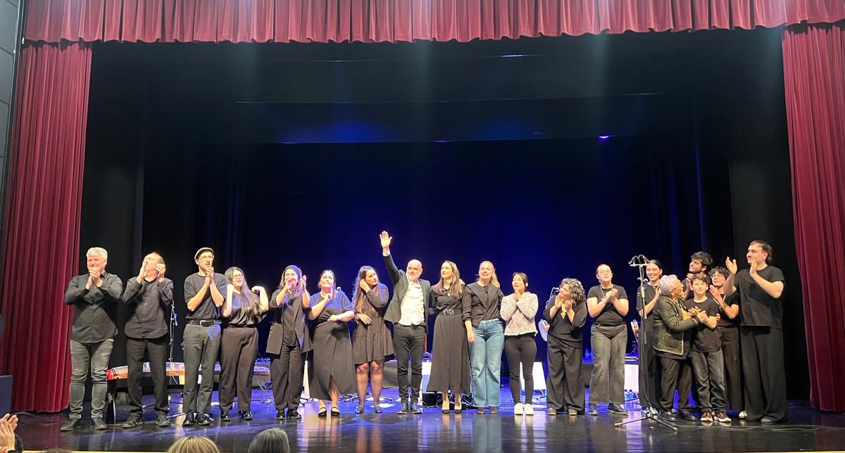 xabier_diaz's tweet photo. Que marabilloso día das letras pasamos en Vimianzo, cantas amigas xenerosas e talentosas 🙏

A seguinte parada Portas! Por primeira vez! Vémonos no Auditorio municipal ás 19.00 h! Agardámosvos!

#XabierDíaz #LetrasGalegas2026 https://t.co/55I6ltdY3d