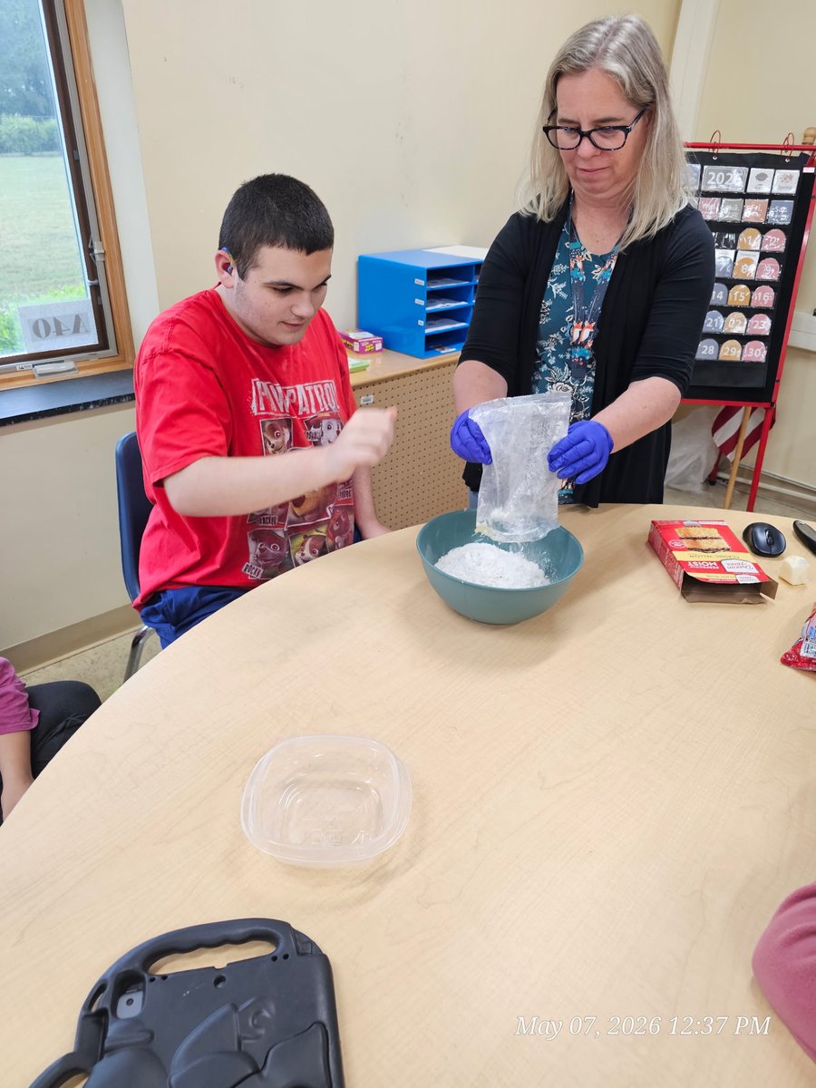 WolfeSchoolNC's tweet photo. Learning about Route 66 + making car bars = the perfect lesson! 🚗🍫 Ms. Kendra’s class had a blast! @ucpsnc @aghoulihan https://t.co/Aw4eEtAEQi