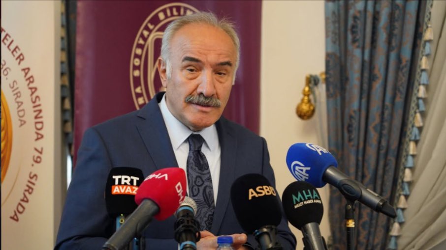 TimbirTR's tweet photo. TİMBİR Yüksek İstişare Kurulu Başkanı Seyfullah Hacımüftüoğlu dijital medya içeriklerinin toplumsal etkileri ile çocuklar ve gençler üzerindeki yansımalarına ilişkin değerlendirmelerde bulundu. @ASBUedu 

https://t.co/EuterNp7QP… https://t.co/TMzkn6OCpb