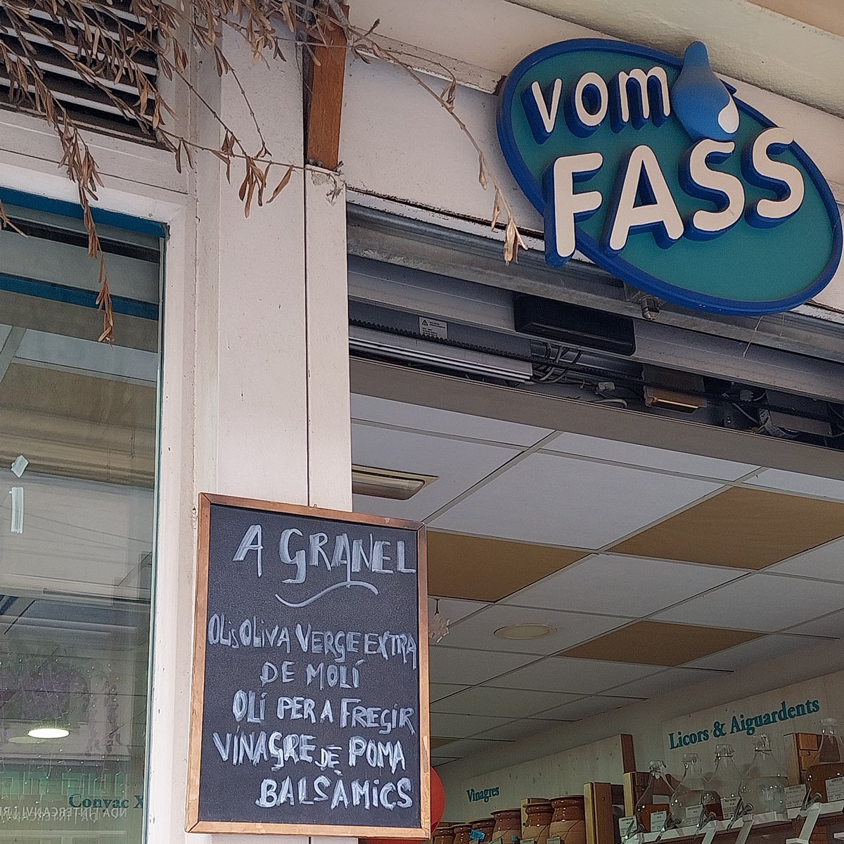 acciopelcatala's tweet photo. 🌟 Nou comerç a la xarxa #ComerçEngrescat! VOM FASS ofereix una selecció única de productes gastronòmics a granel: olis, vinagres, licors i vins de qualitat. Adapta la teva compra a les teves necessitats i contribueix a un consum més sostenible! 🍷🫒 🛍️#ComerçLocal #AccioPelCatalà

📍Adreça:
Carrer del Cigne 14-16
Barcelona (Gràcia)

https://t.co/8FnL37O4Sw n