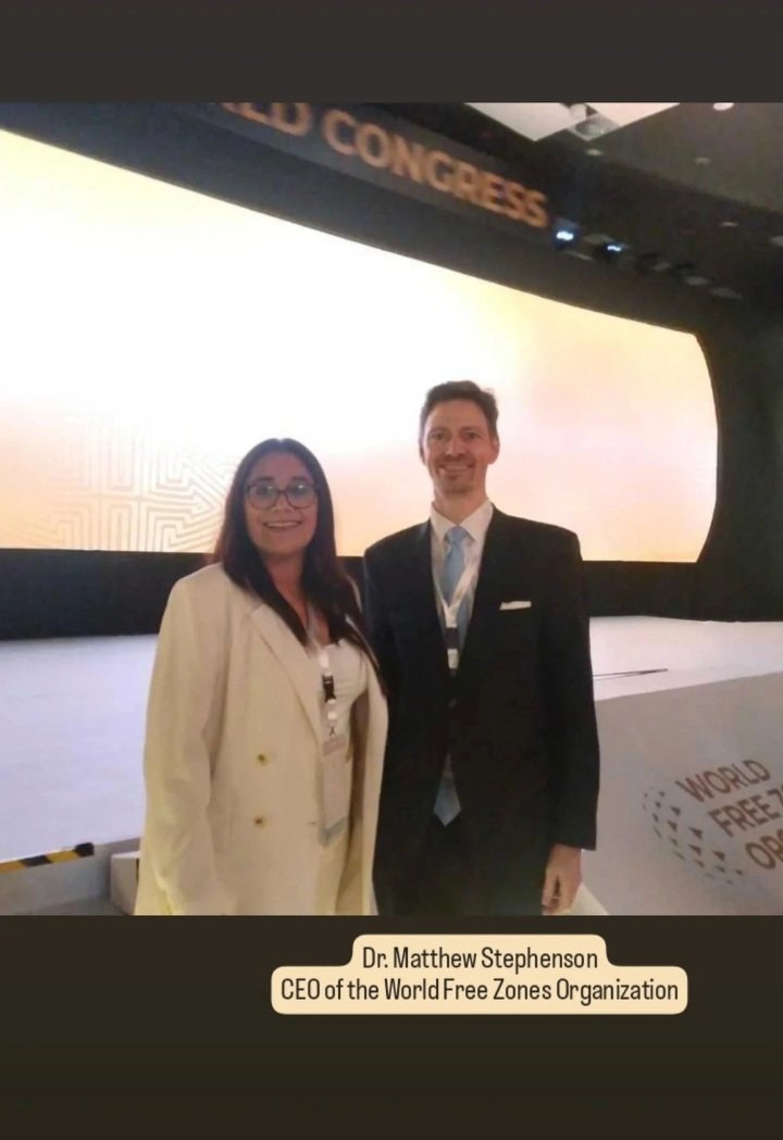DCMabel's tweet photo. El Congreso Mundial de Zonas Francas (World FZO), celebrado del 12 al 14 de mayo de 2026 en la Ciudad de Panamá, reunió a más de 1,500 líderes de más de 70 países. El evento estableció las bases del nuevo modelo operativo global para el comercio internacional. 

Los resultados y acuerdos más destacados incluyen:
1. Integración y Nearshoring: Se destacó el rol de las zonas francas como plataformas esenciales para adaptar las cadenas de suministro a los cambios geopolíticos y promover la relocalización industrial (nearshoring).
2. Innovación Tecnológica: La agenda ministerial concluyó que la Inteligencia Artificial y el comercio digital son pilares obligatorios para modernizar las infraestructuras inteligentes y la diversificación productiva.
3. Impulso económico local: Durante el evento, se oficializó que las zonas francas panameñas captaron $203 millones en inversiones en el último período y proyectan un crecimiento del 15%.
4. Sostenibilidad y Mejores Prácticas: El congreso sirvió como plataforma para el intercambio de mejores prácticas globales, buscando alinear la competitividad con el desarrollo sostenible industrial.
@WorldFreeZone 
#FreeZones #WFZO #Panama