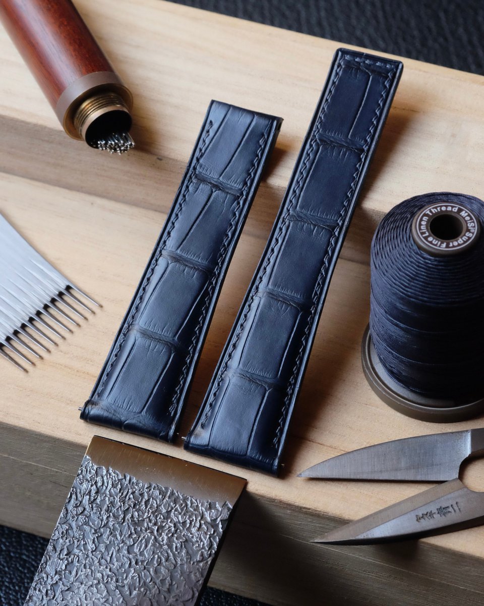 AtelierDecoster's tweet photo. Bracelet en cuir d’alligator bleu marine light, fil dark blue (XS) et peinture dark blue #atelierdecoster #decoster #artisan #handmade #handstiched #handmadeinbelgium #madeinbelgium https://t.co/AinachzcdE