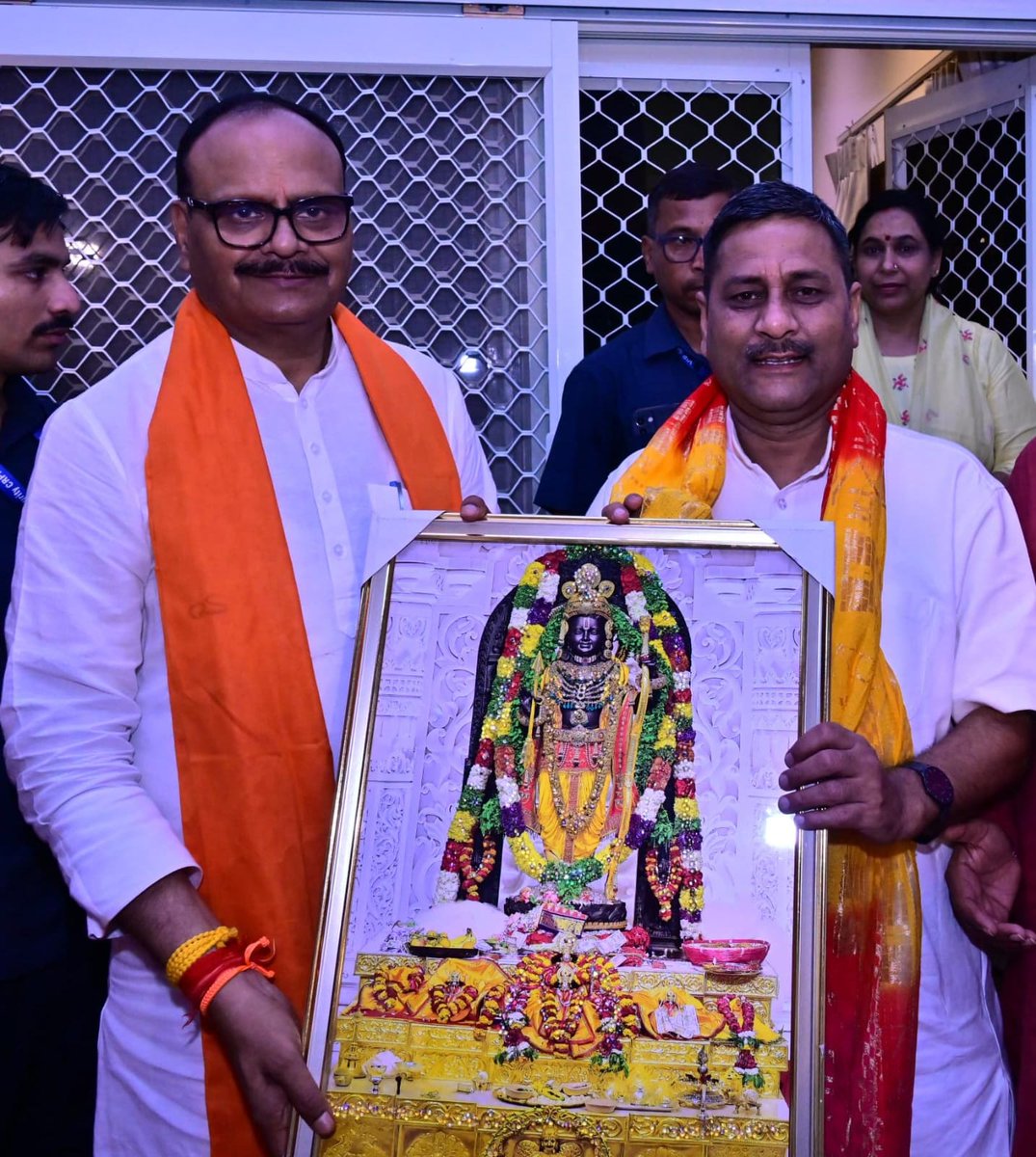 brajeshpathakup's tweet photo. आज आवास पर ज्येष्ठ माह एवं पुरुषोत्तम मास के पावन अवसर पर आयोजित विश्व विख्यात भजन गायक श्री अजय याग्निक जी के मुखारबिंद से "सुंदरकांड पाठ" क��� पावन कार्यक्रम में पधारे मा० क्षेत्र प्रचारक (पूर्वी क्षेत्र) राष्ट्रीय स्वयंसेवक संघ आदरणीय श्री अनिल जी का आत्मीयतापूर्ण स्वागत करते हुए।