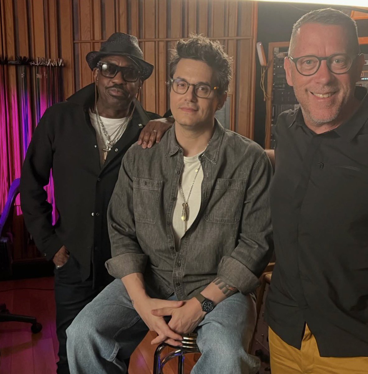 ContinuumGirl's tweet photo. my dumb ass thought for a few seconds that the guy on the right was pino palladino and that we have a new john mayer trio pic :)))) https://t.co/p6SfF0RyqD