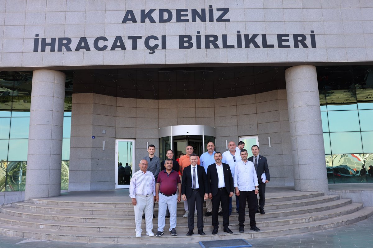 mersintso's tweet photo. Mersin Ticaret ve Sanayi Odası (MTSO) Yönetim Kurulu Başkanı Hakan Sefa Çakır, 1 No’lu Meyve ve Sebzelerin İşlenmesi ve Ticareti Meslek Komitesi üyeleriyle birlikte, Akdeniz Yaş Meyve Sebze İhracatçıları Birliği Başkanlığı görevine seçilen Ulus Sarıkaya’yı ziyaret ederek, hayırlı olsun dileklerini iletti. 

Sektörün geleceğine yönelik istişarelerin yapıldığı ziyarette, güçlü iş birliği mesajı verilirken, Mersin’i ihracatta daha da ileriye taşıma kararlılığı vurgulandı.