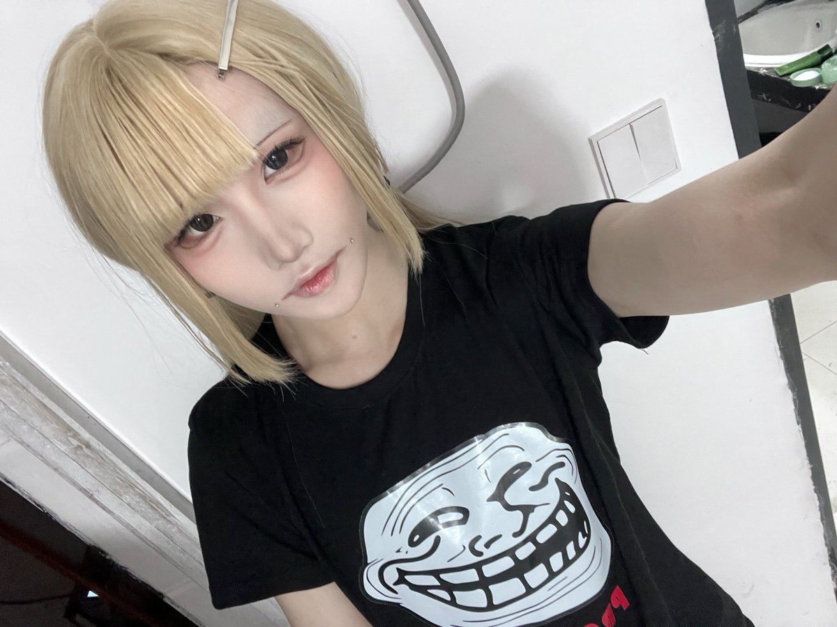 kigg2077's tweet photo. 感觉妆面进步了 #男娘 https://t.co/AM8OZtL35C