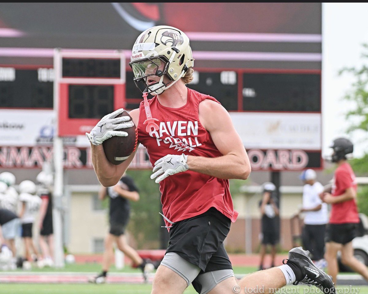 AndrewAustin_3's tweet photo. More pics from the Benedictine camp!
@RavenFootballBC @JoelOsborn_BC @coach_hauser @Throw_2_Win @coach_kmanning https://t.co/osnYtHkQxq