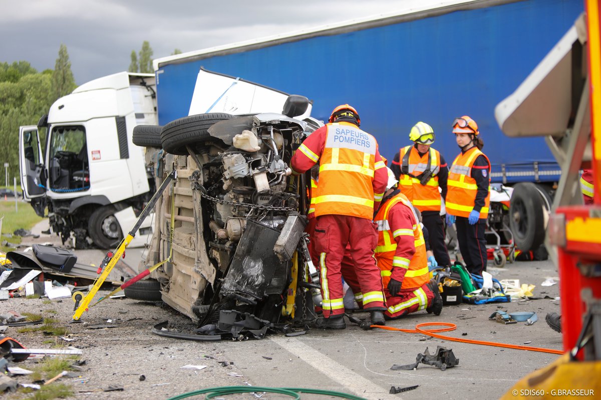 Pompiers60's tweet photo. #Intervention | Désincarcération secteur Ressons-sur-Matz

Cet AM, Les #Pompiers60 sont intervenus sur la D1017 à Cuvilly pour un accident impliquant 1 PL &amp; 1 utilitaire. Le conducteur de l’utilitaire a été désincarcéré avant d’être héliporté médicalisé. https://t.co/5TH3h3kpwu