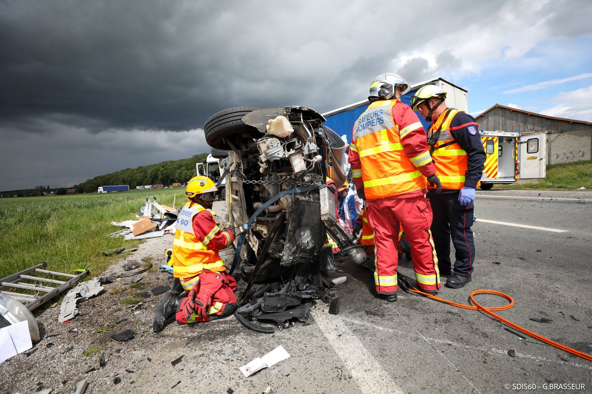 Pompiers60's tweet photo. #Intervention | Désincarcération secteur Ressons-sur-Matz

Cet AM, Les #Pompiers60 sont intervenus sur la D1017 à Cuvilly pour un accident impliquant 1 PL &amp; 1 utilitaire. Le conducteur de l’utilitaire a été désincarcéré avant d’être héliporté médicalisé. https://t.co/5TH3h3kpwu