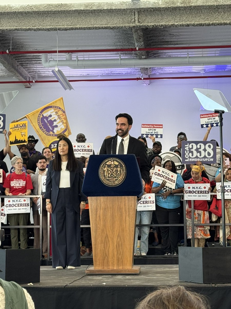 thebxnative's tweet photo. 🍎📍First City-run grocery store to open in Hunts Point, The Bronx. 
Announced by NYC Mayor @zohrankmamdani this morning in HP / La Peninsula. 
We were able to get an interview with the Mayor to talk more about this new initiative that will start in The South Bronx. 
#bronxnative https://t.co/TBxhWFM5j0
