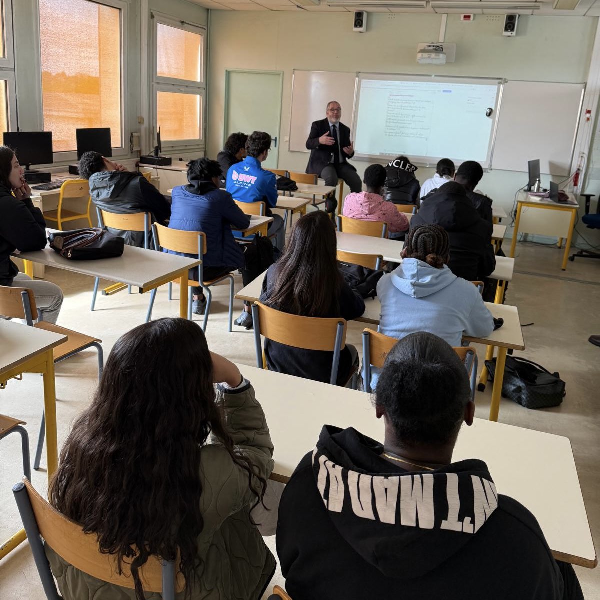RachidTemal's tweet photo. Matinée au Lycée Ferdinand Buisson à #Ermont pour échanger avec des élèves de 1ere et de Terminale sur le Sénat, mon action comme sénateur, mon parcours scolaire et professionnel, mais aussi sur leurs actions et leurs avenirs !
Un moment de partage très enrichissant pour moi. https://t.co/81pMzBgWPE