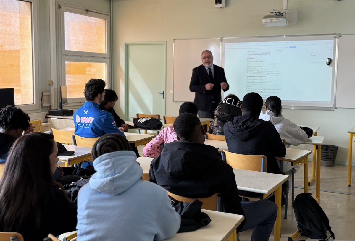 RachidTemal's tweet photo. Matinée au Lycée Ferdinand Buisson à #Ermont pour échanger avec des élèves de 1ere et de Terminale sur le Sénat, mon action comme sénateur, mon parcours scolaire et professionnel, mais aussi sur leurs actions et leurs avenirs !
Un moment de partage très enrichissant pour moi. https://t.co/81pMzBgWPE