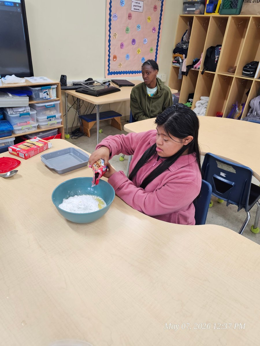 WolfeSchoolNC's tweet photo. Learning about Route 66 + making car bars = the perfect lesson! 🚗🍫 Ms. Kendra’s class had a blast! @ucpsnc @aghoulihan https://t.co/Aw4eEtAEQi