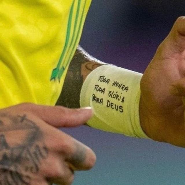 abracetradicao's tweet photo. Em 2010, quando ainda tinha apenas 18 anos e começava sua trajetória no futebol profissional, Neymar Jr publicou no Twitter:

“O ideal da minha vida é conquistar o mundo para Jesus Cristo e estabelecer o Reino do Sagrado Coração.”

Aos 18 anos, ele já deixava claro seu maior projeto de vida: não era apenas conquistar troféus ou reconhecimento, mas espalhar a mensagem de Cristo. 🇧🇷✝️