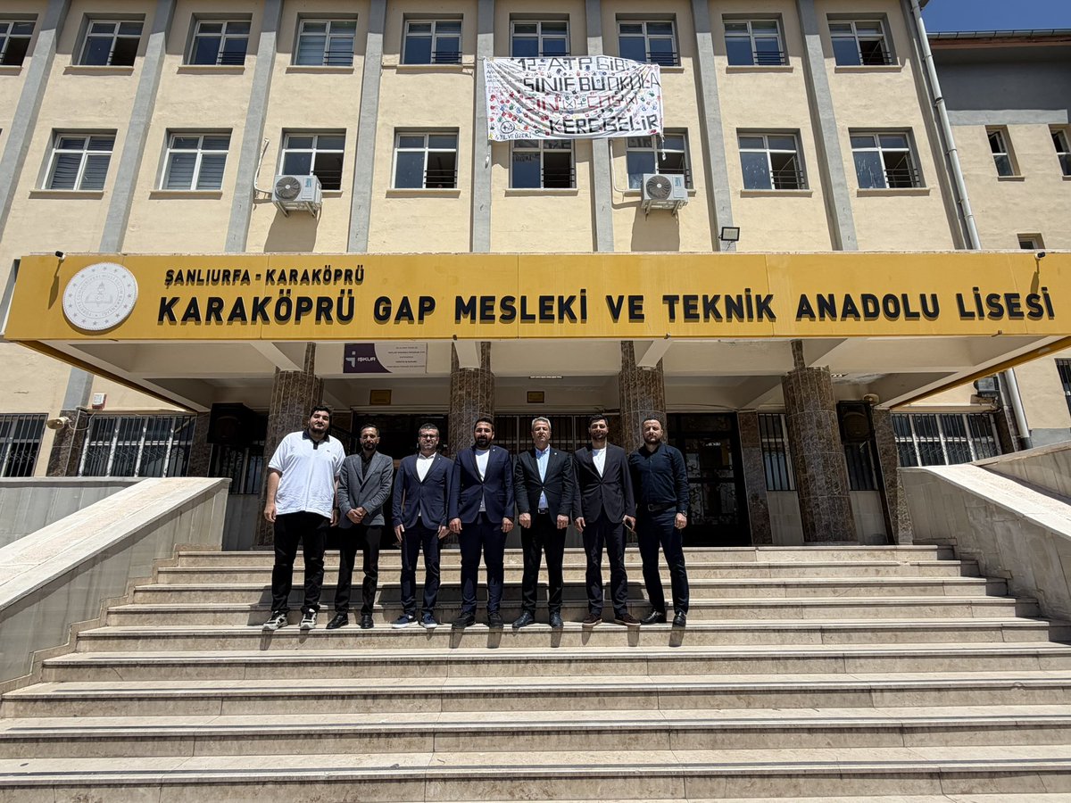 TOBBUrfaGGK's tweet photo. TOBB Şanlıurfa İl Genç Girişimciler İcra Kurulu olarak; Şanlıurfa Ticaret ve Sanayi Odamızın destekleri ve Karaköprü GAP Mesleki ve Teknik Anadolu Lisesi Müdürlüğümüzün katkılarıyla “Girişimcilik Sınıfta Rol Model Günleri” projemizin ilk programını gerçekleştirdik.
Program kapsamında İcra Kurulu üyelerimiz farklı sınıflarda öğrencilerimizle bir araya gelerek iş dünyası, sanayi, üretim kültürü, kariyer planlaması ve iş hayatındaki tecrübelerine ilişkin paylaşımlarda bulundu.
Öğrencilerimizin ortaya koyduğu ilgi, merak ve hedef odaklı bakış açısı bizleri son derece memnun etti.
Üreten, araştıran ve sorumluluk alan gençlerin geleceğin güçlü Türkiye’sinin en önemli yapı taşlarından biri olduğuna inanıyoruz.

@UrfaValiligi @sanliurfammem63 @sanliurfatso @mdoganyetim @mf_yildiztekin @Msuphikarakus @tobb_ggk @TOBBiletisim @RHisarciklioglu