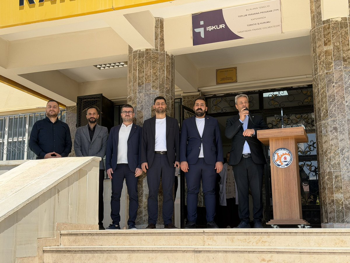 TOBBUrfaGGK's tweet photo. TOBB Şanlıurfa İl Genç Girişimciler İcra Kurulu olarak; Şanlıurfa Ticaret ve Sanayi Odamızın destekleri ve Karaköprü GAP Mesleki ve Teknik Anadolu Lisesi Müdürlüğümüzün katkılarıyla “Girişimcilik Sınıfta Rol Model Günleri” projemizin ilk programını gerçekleştirdik.
Program kapsamında İcra Kurulu üyelerimiz farklı sınıflarda öğrencilerimizle bir araya gelerek iş dünyası, sanayi, üretim kültürü, kariyer planlaması ve iş hayatındaki tecrübelerine ilişkin paylaşımlarda bulundu.
Öğrencilerimizin ortaya koyduğu ilgi, merak ve hedef odaklı bakış açısı bizleri son derece memnun etti.
Üreten, araştıran ve sorumluluk alan gençlerin geleceğin güçlü Türkiye’sinin en önemli yapı taşlarından biri olduğuna inanıyoruz.

@UrfaValiligi @sanliurfammem63 @sanliurfatso @mdoganyetim @mf_yildiztekin @Msuphikarakus @tobb_ggk @TOBBiletisim @RHisarciklioglu