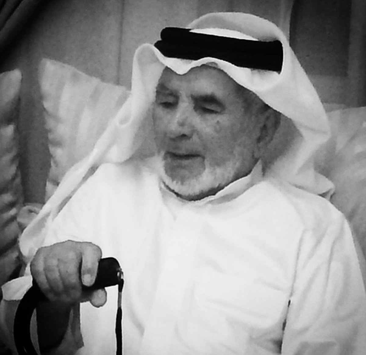 bomoosa7's tweet photo. في السنوات الماضية، عشت أنا وأخي خالد تفاصيل وصفت غلاة والدنا في قلوبنا بشكل لا ينسى. خلال فترة مرضه، كان قلبه معلقاً بنا ويحاتينا (يقلق علينا) في كل شيء. لذلك، كنا إذا عزمنا على السفر لأي مكان، نتفق بصمت: "لا نخبر الوالد عشان ما ينشغل باله ويتكدر".
كان كتمان السفر صعباً ويحتاج لترتيب وتنسيق في المكالمات، حتى يظل صوتنا طبيعياً وكأننا في البيت أو في العمل القريب، كل هذا رأفة بقلبه ولتوفير راحته ونفسيته.
لكن، كان هناك استثناء واحد نكسر فيه هذا الصمت.. رحلة الحج، وذهابنا لخدمة الحجاج.
حينما يقترب الموسم ونستعد للذهاب للمشاعر المقدسة لخدمة ضيوف الرحمن وتسهيل مناسكهم، كنا نذهب إليه أولاً، نقبّل رأسه ويديه ونقول له: "يبه ، احنا رايحين الحج ".
هنا بالذات، كان الموقف يختلف تماماً؛ تنفرج أساريره، ويمتلئ وجهه بالفخر والراحة، ويرفع يديه الطاهرتين للسماء ويدعو لنا من كل قلبه: "الله ييسر أمركم، ويعينكم على خدمة ضيوفه، ويتقبل منكم ويحفظكم". كانت دعواته وفرحته بوجودنا في خدمة الحجيج هي زادنا الحقيقي، والدرع اللي يحمينا طوال الرحلة، ويعطينا القوة لنبذل كل طاقتنا في الخدمة.
هذا العام لم يعد موجوداً بيننا ، رحل والدنا الغالي إلى جوار رب كريم، وترك في حياتنا فراغاً كبيراً. لكن عزاءنا الوحيد هو هذه الذكريات الصادقة؛ كيف كتمنا عنه السفر خوفاً على صحته ونفسيته، وكيف كنا نأتيه نطلب بركة دعائه في الحج والخدمة.
رحم الله والدنا الغالي، وغفر له، وجعل كل قلق كتمناه عنه رأفة به في ميزان البر، وجعل دعواته التي رافقتنا ونحن نخدم ضيوف الرحمن نوراً يضيء قبره ورفعةً له في أعلى جنان الخلد.