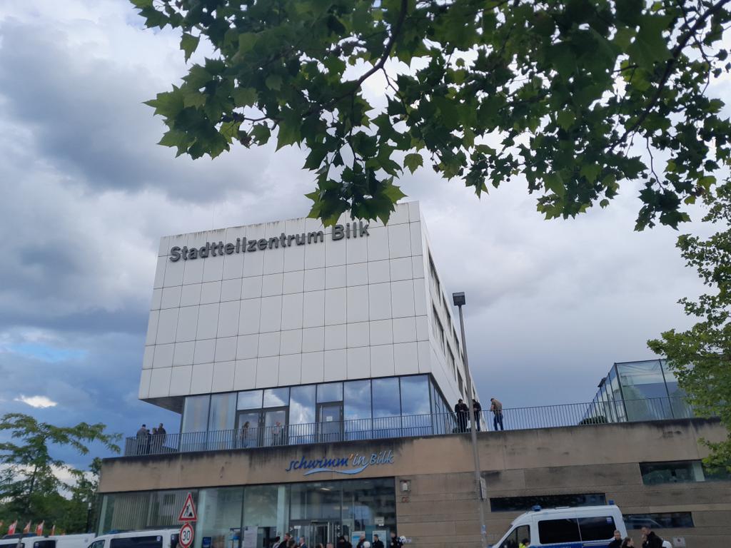 reclaimrosalux1's tweet photo. AfD-"Bürgerdialog" in #Düsseldorf-#Bilk, diesmal als "Stargast": Sebastian Münzenmaier. Kurzzeitig wurde es brenzlig, als UtopiaTV&amp;  Cassandra Sommer sich mitten in die Gegendemo stellten. Außerdem mit dabei: "Kein:e Journalist:in" Weichreite. #dus1805 https://t.co/EFaChKgAAx