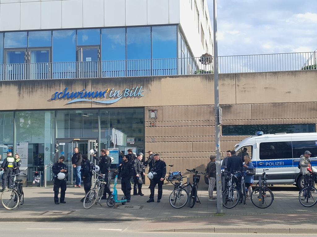 reclaimrosalux1's tweet photo. AfD-"Bürgerdialog" in #Düsseldorf-#Bilk, diesmal als "Stargast": Sebastian Münzenmaier. Kurzzeitig wurde es brenzlig, als UtopiaTV&amp;  Cassandra Sommer sich mitten in die Gegendemo stellten. Außerdem mit dabei: "Kein:e Journalist:in" Weichreite. #dus1805 https://t.co/EFaChKgAAx